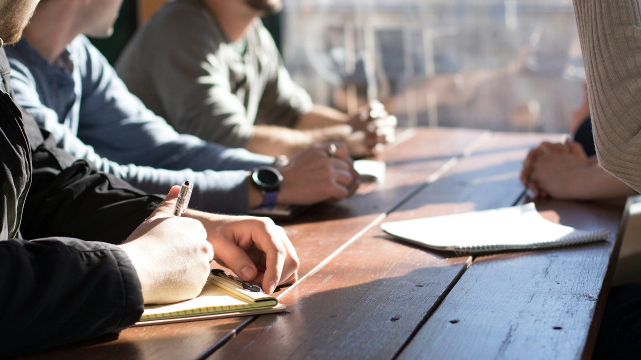 Sites para pequenas empresas: 7 decisões que impactam confiança imediata