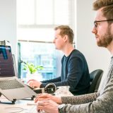 Imagem humanizada relacionada a SEO para empresas locais